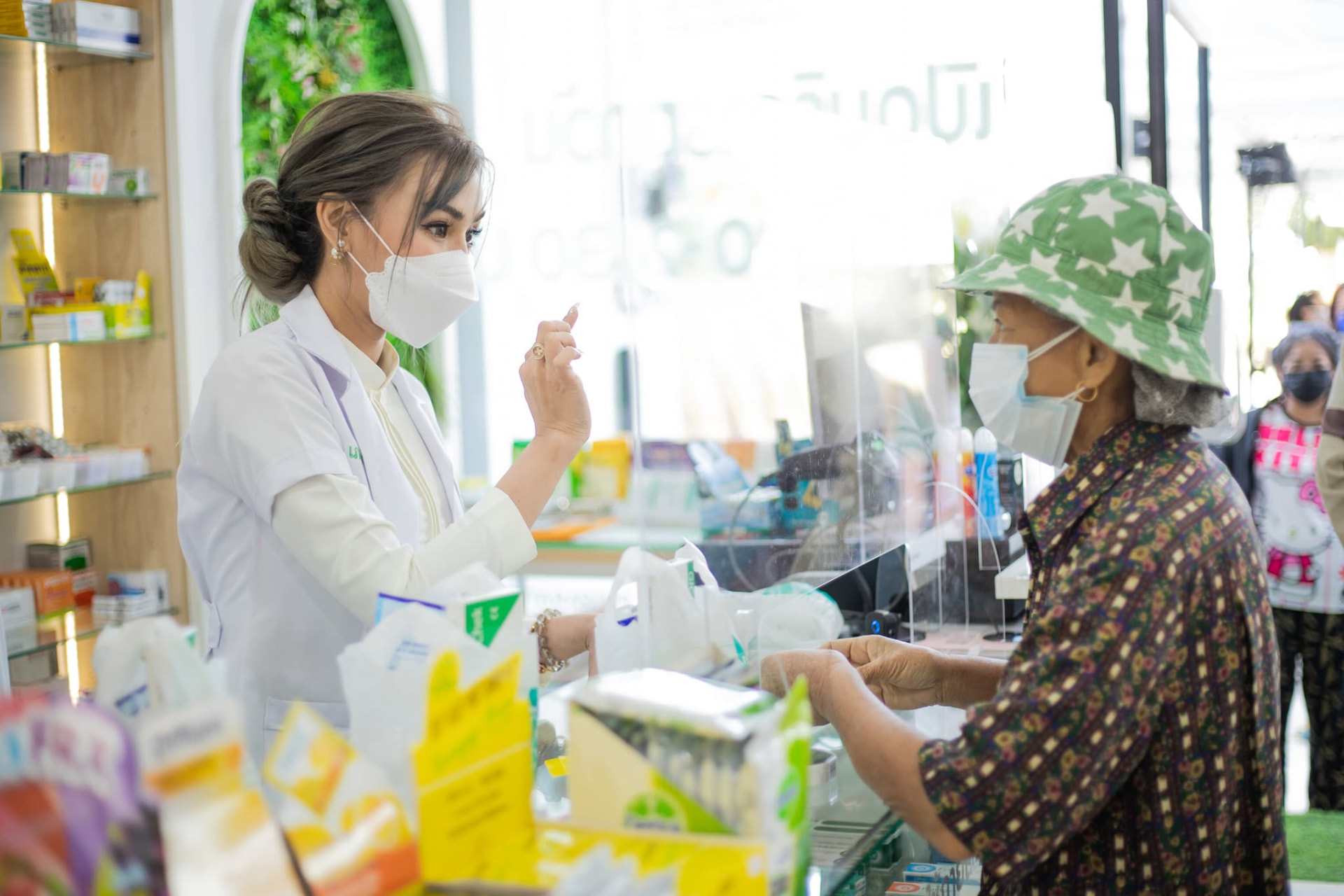 เภสัชกรของ MyPharma กำลังให้คำแนะนำลูกค้าที่เคาน์เตอร์ร้านขายยา